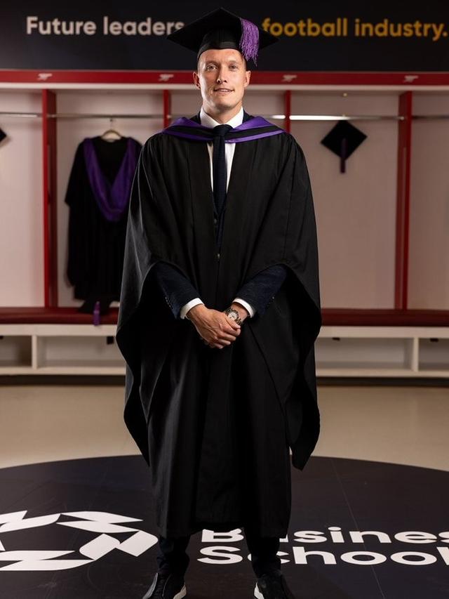 琼斯最近从, 但很快就闲, 担任的角色