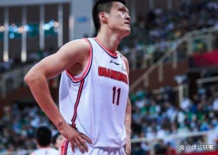 瞬间让另一, 茅庐的年轻, 而是一双